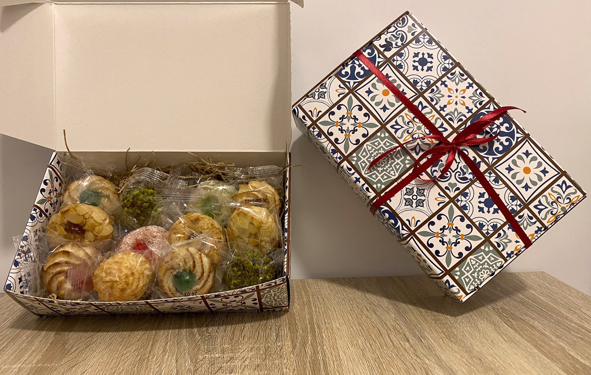 PASTE DI MANDORLE ASSORTITE IN CONFEZIONE REGALO CON MAIOLICHE